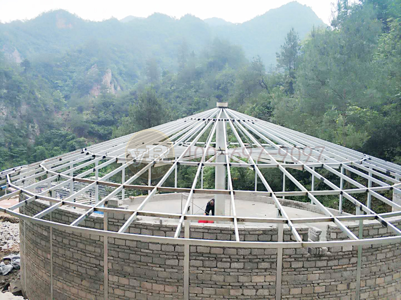 湖南张家界风景区膜结构酒吧屋顶施工中